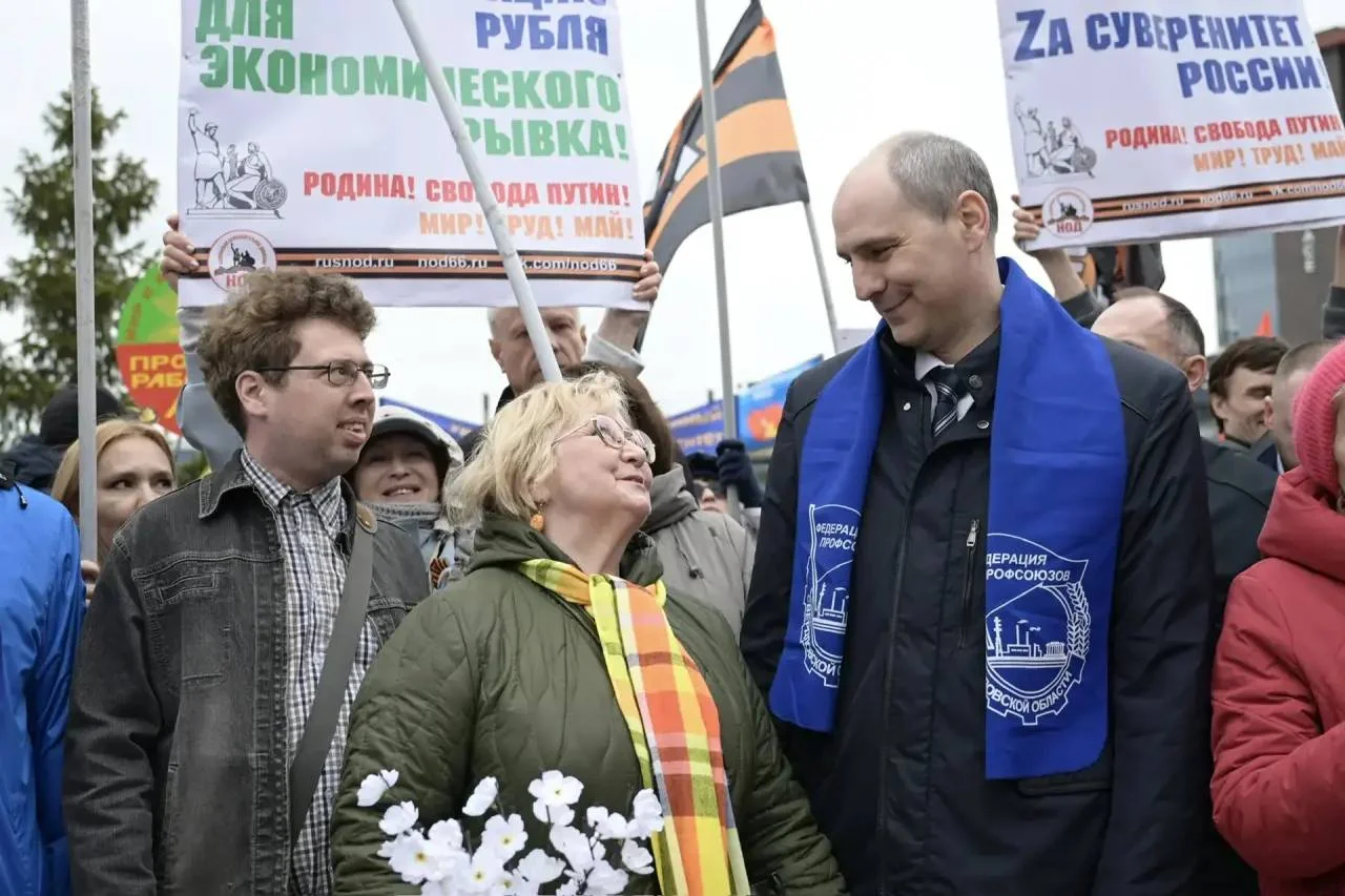 Первомай в Екатеринбурге: тысячи заводчан, врачей и педагогов вышли на митинг, чтобы поздравить друг друга с праздником